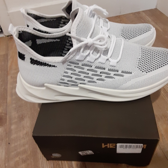 SOLD OUT /White Running shoes - Picture 3 of 3